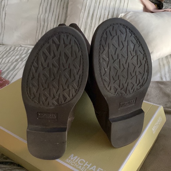 Michael Kors children’s size 5 brown boot. - Picture 3 of 5